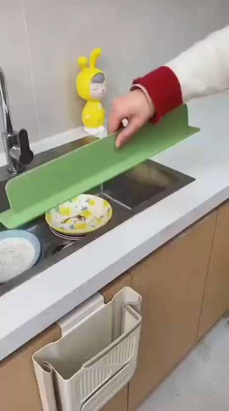 See how the Silicone Sink Splash Guard helps catch water splashes around compatible kitchen and bathroom faucets. A practical sink accessory for everyday cleaning.